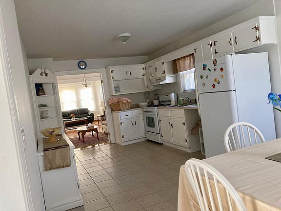 5th image of 1227 Newman Ave