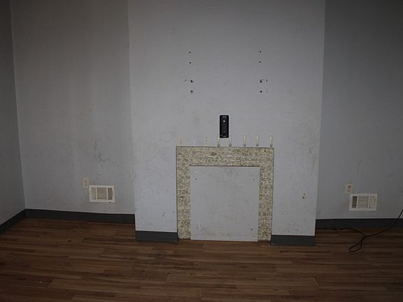 3rd image of 7421 Race St