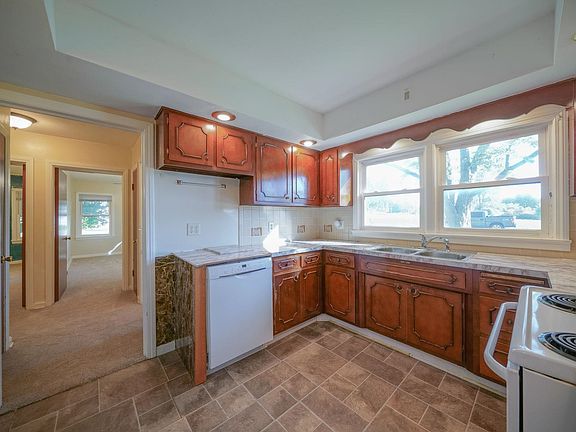 3rd image of 2119 Sandy Hollow Rd