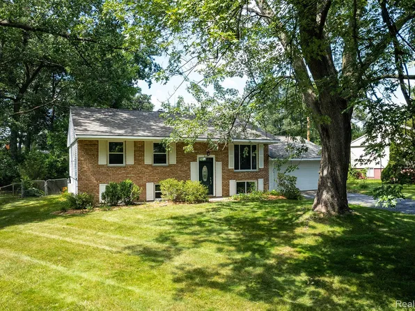 868 Glenn Ct, Walled Lake, MI 48390
