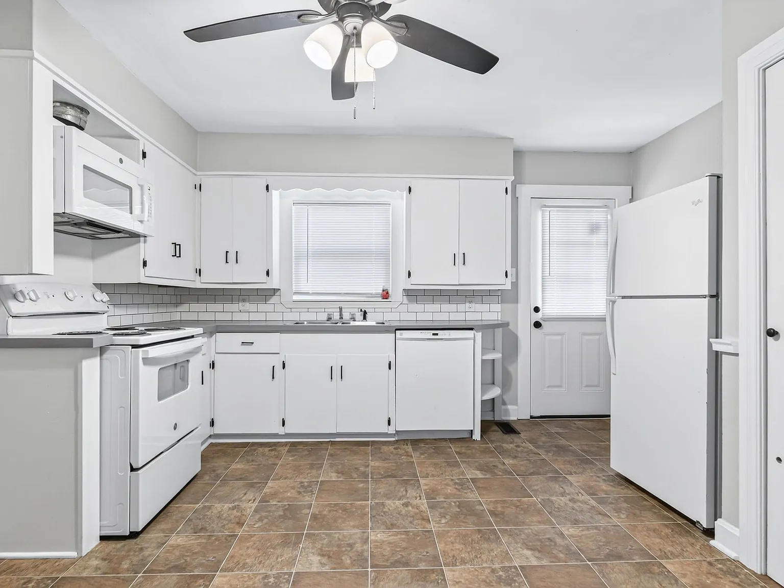 2 bed, 1.0 bath, 1000 sqft, $895 — Photo 3