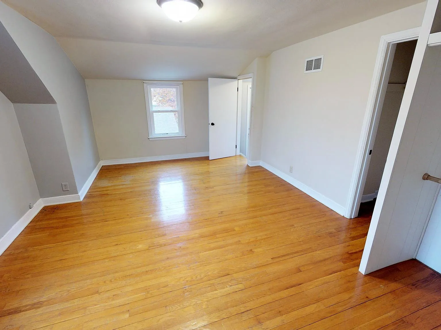 3 bed, 1590 sqft, $2,000 — Photo 3