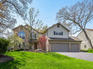 811 Oak Valley Dr, Crystal Lake, IL 60014