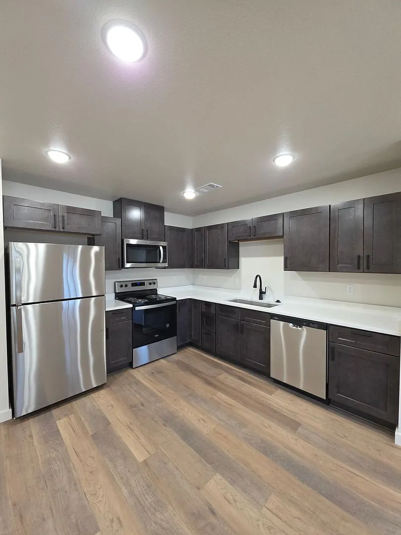703 West 12th St. — Photo 4
