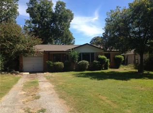 902 Churchill Rd, River Oaks, TX 76114