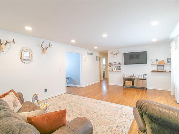 4th image of 206 W Arctic St