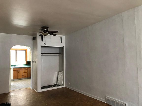 L/r into kitchen (empty)