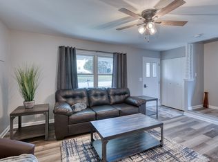 909 Badger Ln, Lake Geneva, WI 53147