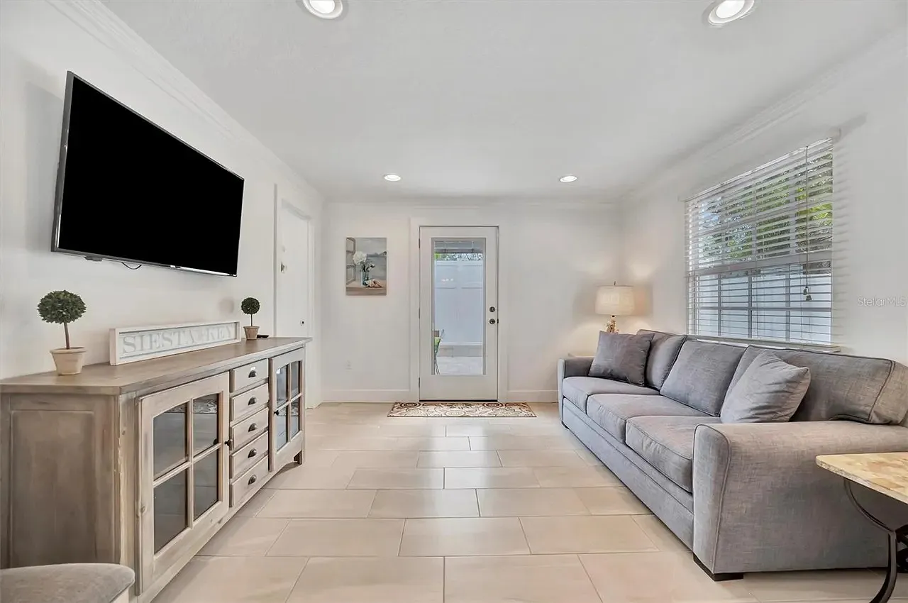 4 bed, 2000 sqft, $12,500 — Photo 2