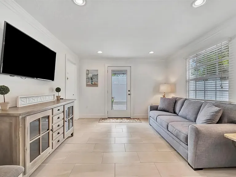 567 Venice Ln — Photo 2