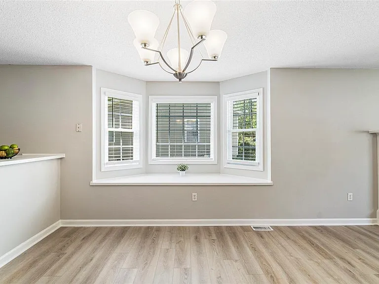 108 Lakeview Dr — Photo 2