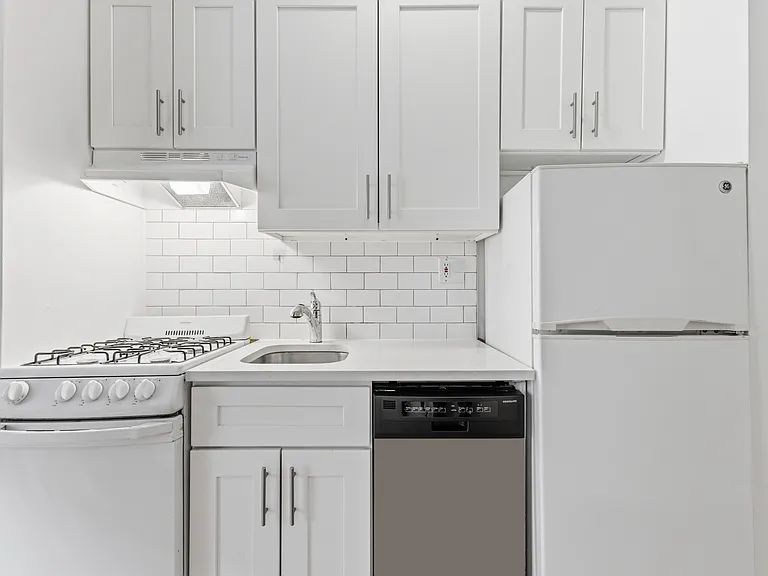 135 W 24th St #3D — Photo 6
