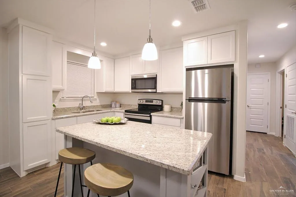 3 bed, 2.0 bath, 1111 sqft, $1,195 — Photo 2