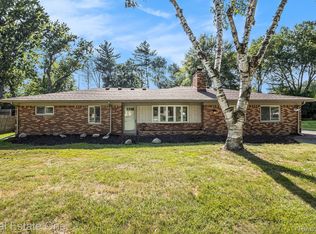 23325 Beech Rd, Southfield, MI 48033