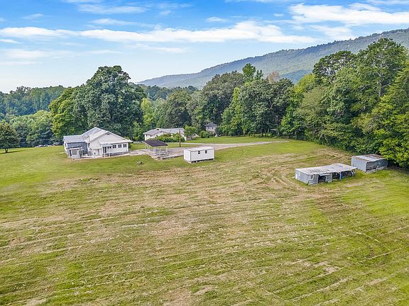 3rd image of 629 Courtney Ln