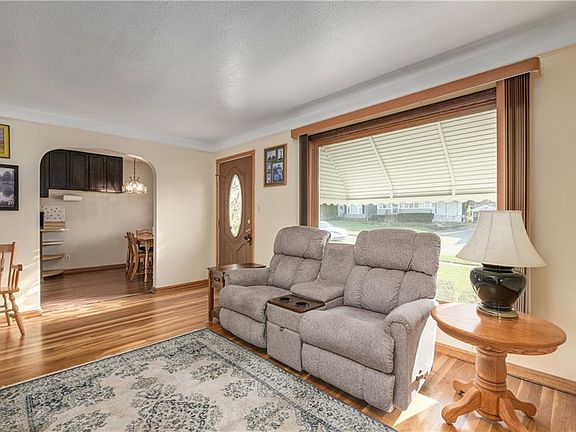 2nd image of 9206 Pinegrove Ave