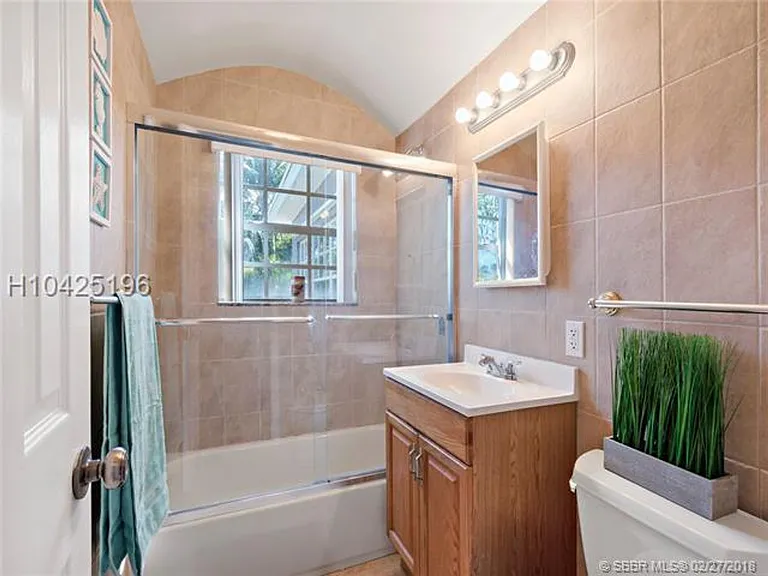 1404 Plunkett St — Photo 8