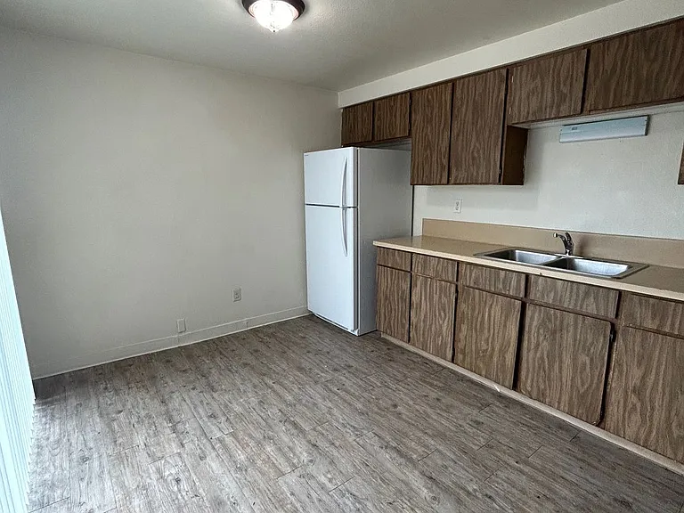 395-399 Taft — Photo 11