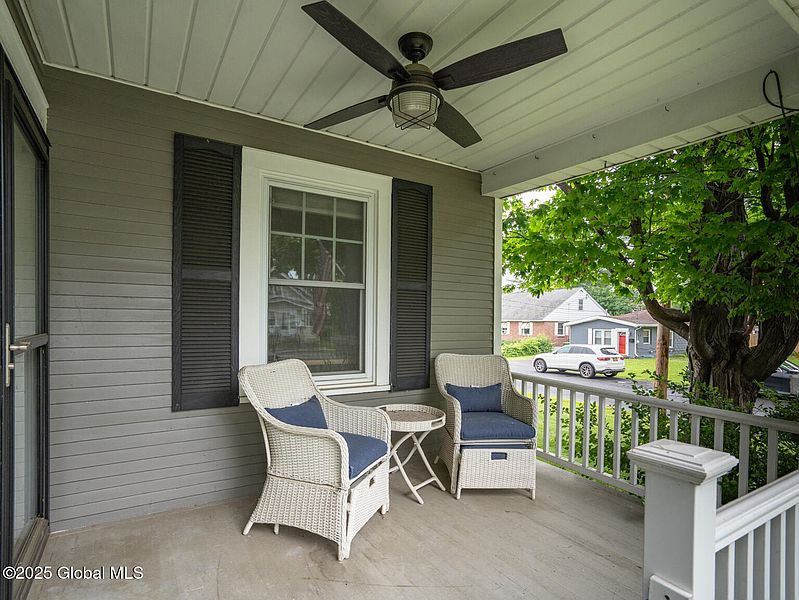 4th image of 23 Hampton Avenue
