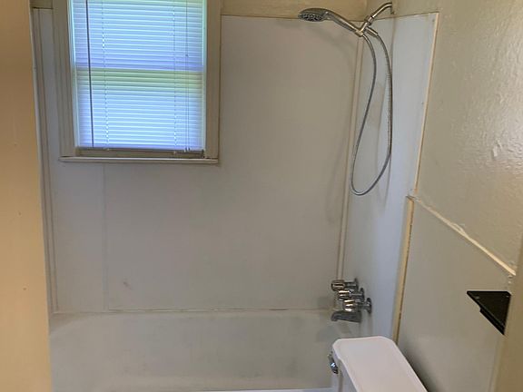 4th image of 707 Carrie Ave #1