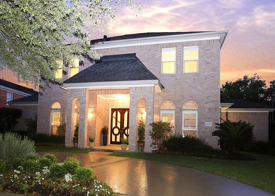 WELCOME HOME TO 6100 BUFFALO SPEEDWAY IN THE HEART OF WEST UNIVERSITY PLACE. THE CIRCULAR DRIVEWAY L