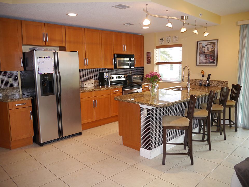 1st image of 3210 NE 5th St APT 201