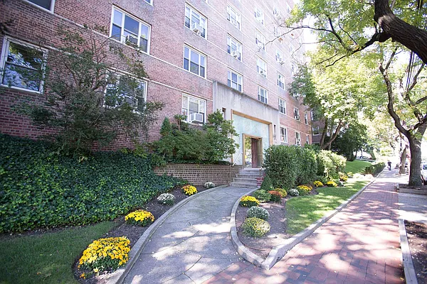 Sold by Grand Lux Realty | media 28