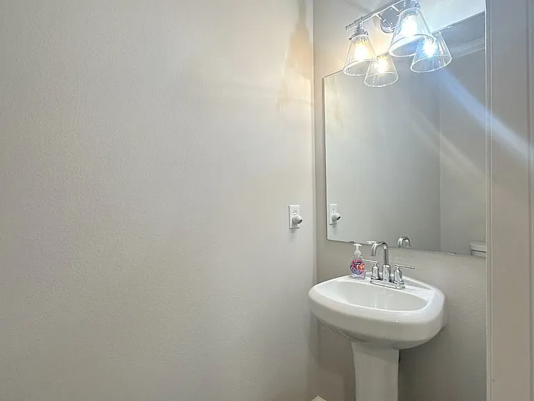 1811 Stable Ln — Photo 8