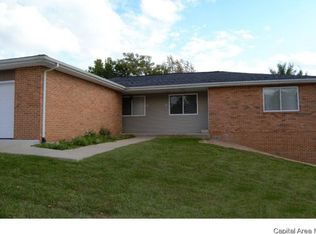 24 Sundowner Ln, Springfield, IL 62711