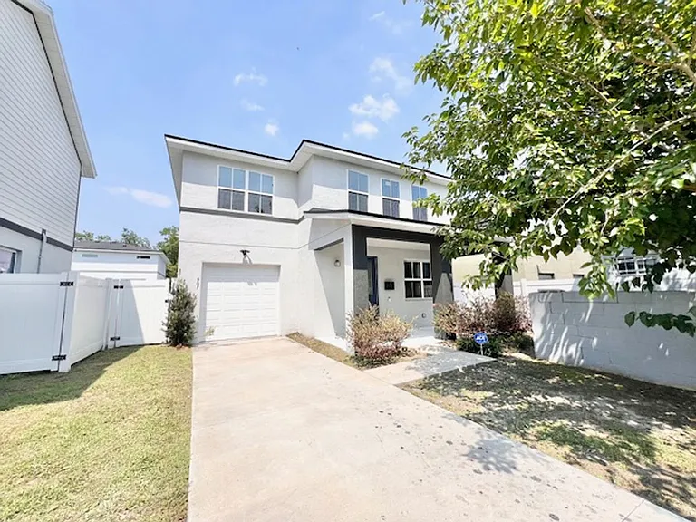 907 Randall St — Photo 1