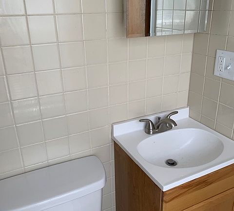 351 Williams bathroom