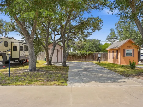 1406 W Corpus Christi St, Rockport, TX 78382
