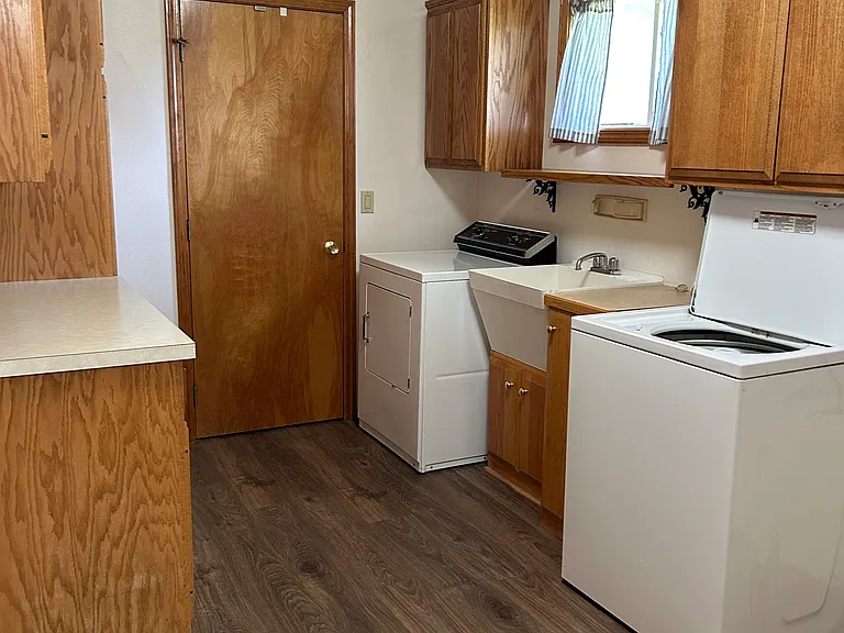 654 E Maple Pl — Photo 16