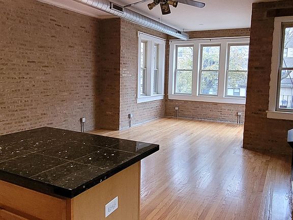 3rd image of 1637 W Pratt Blvd APT 1E