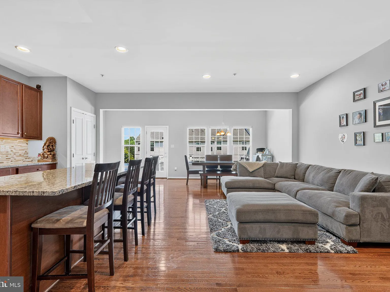 3 bed, 2.5 bath, 2156 sqft, $3,000 — Photo 2