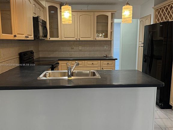 4th image of 925 SW 136th Pl #925
