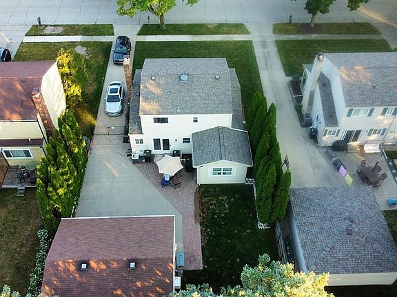 3rd image of 8833 Cologne Dr