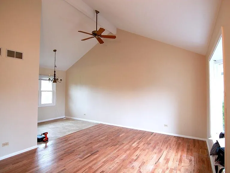 427 Beechwood Dr — Photo 2