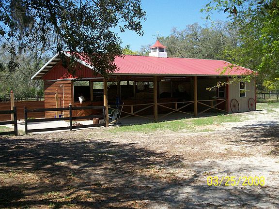 3 stall barn w/tack and feed room