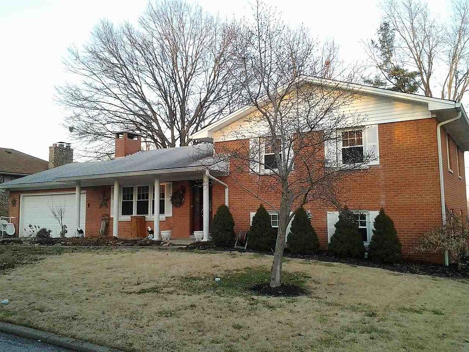 Brick tri-level with mature landscaping