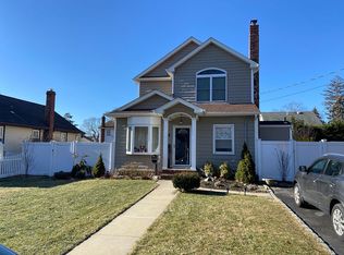 213 Pine Dr, Bay Shore, NY 11706