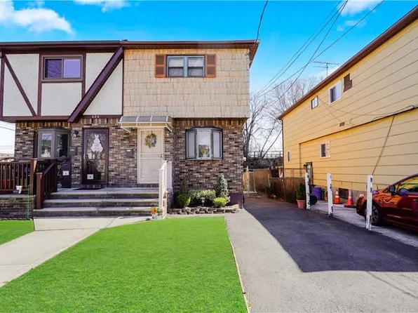 688 N Railroad Ave, Staten Island, NY 10304