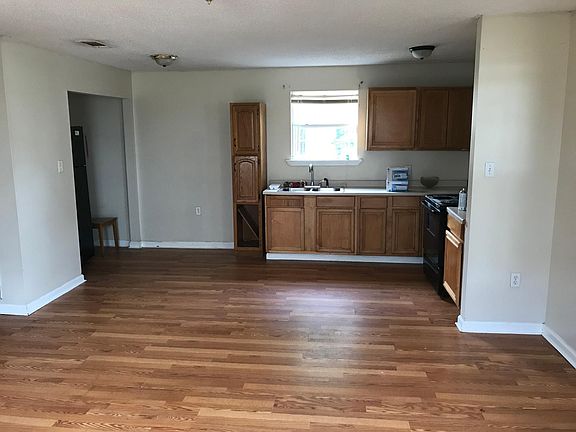 3rd image of 8824 Apple St