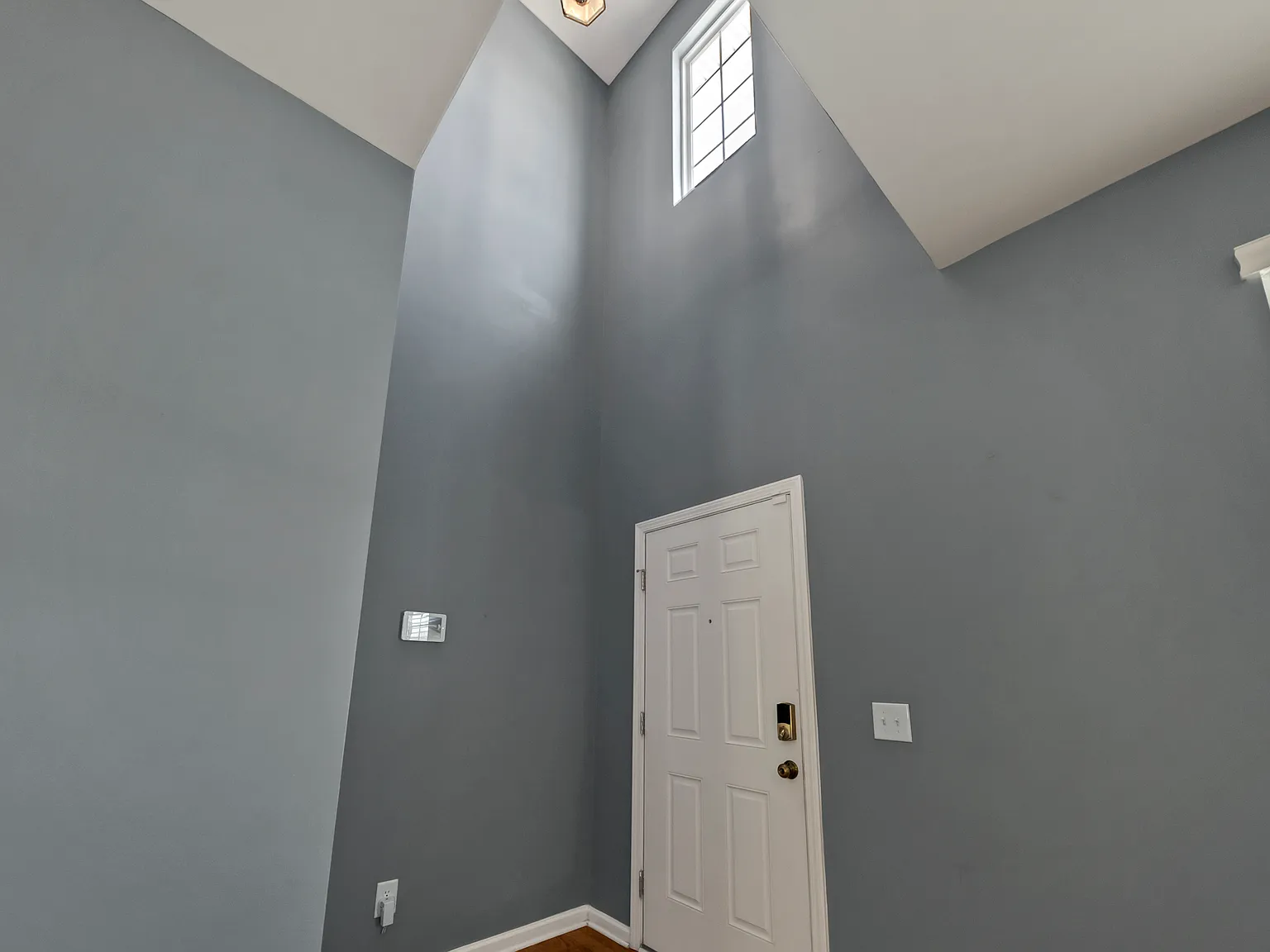 4 bed, 2.5 bath, 2281 sqft, $2,295 — Photo 4