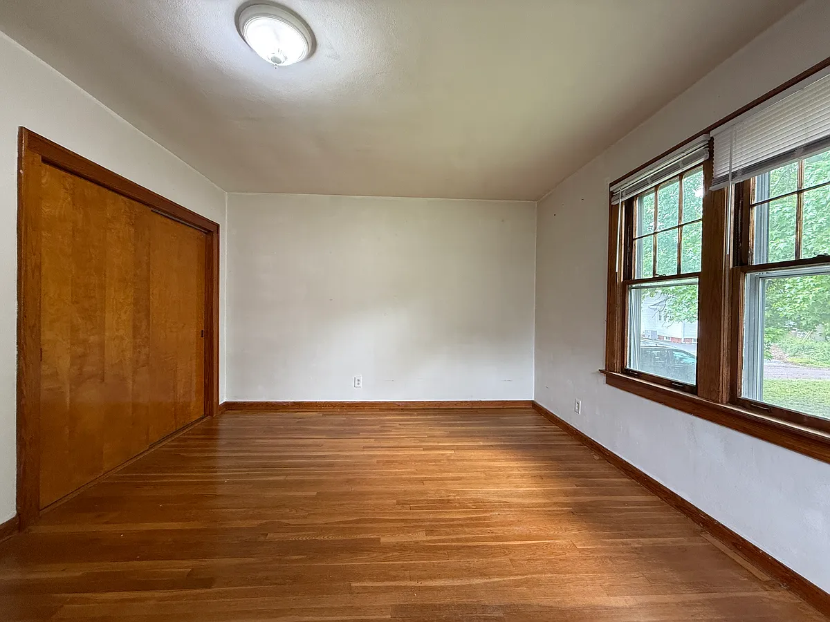 Building Photo - 3201 Roland Ave #3201