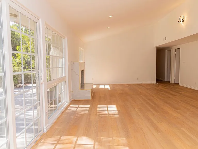 24316 Burbank Blvd — Photo 38