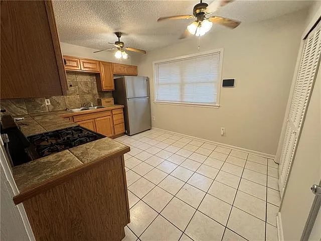 4 bed, 2.0 bath, 1240 sqft, $2,400 — Photo 3