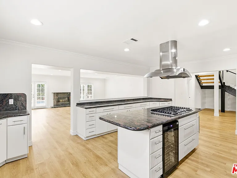 23114 Mariano St — Photo 14