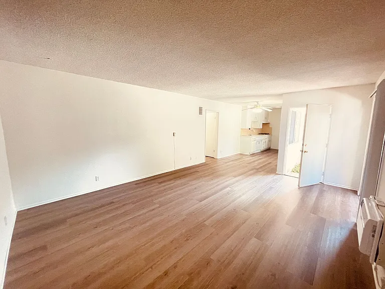 4403 Mammoth Ave — Photo 3