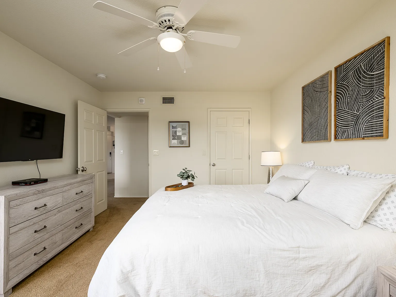 1 bed, 850 sqft, $2,200 — Photo 3
